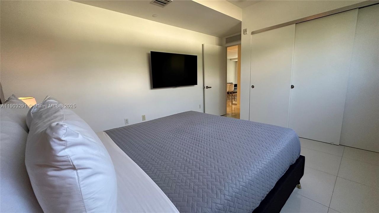 For Sale: $930,000 (2 beds, 2 baths, 1236 Square Feet)