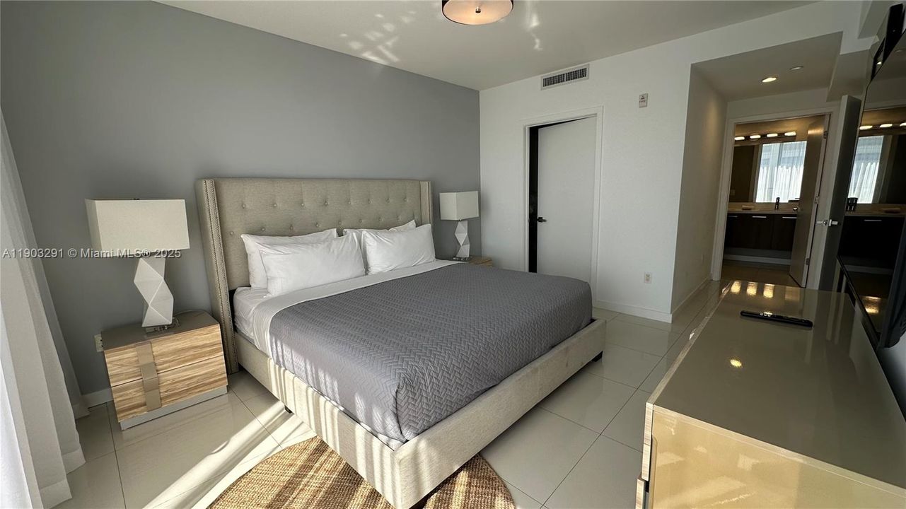 For Sale: $930,000 (2 beds, 2 baths, 1236 Square Feet)