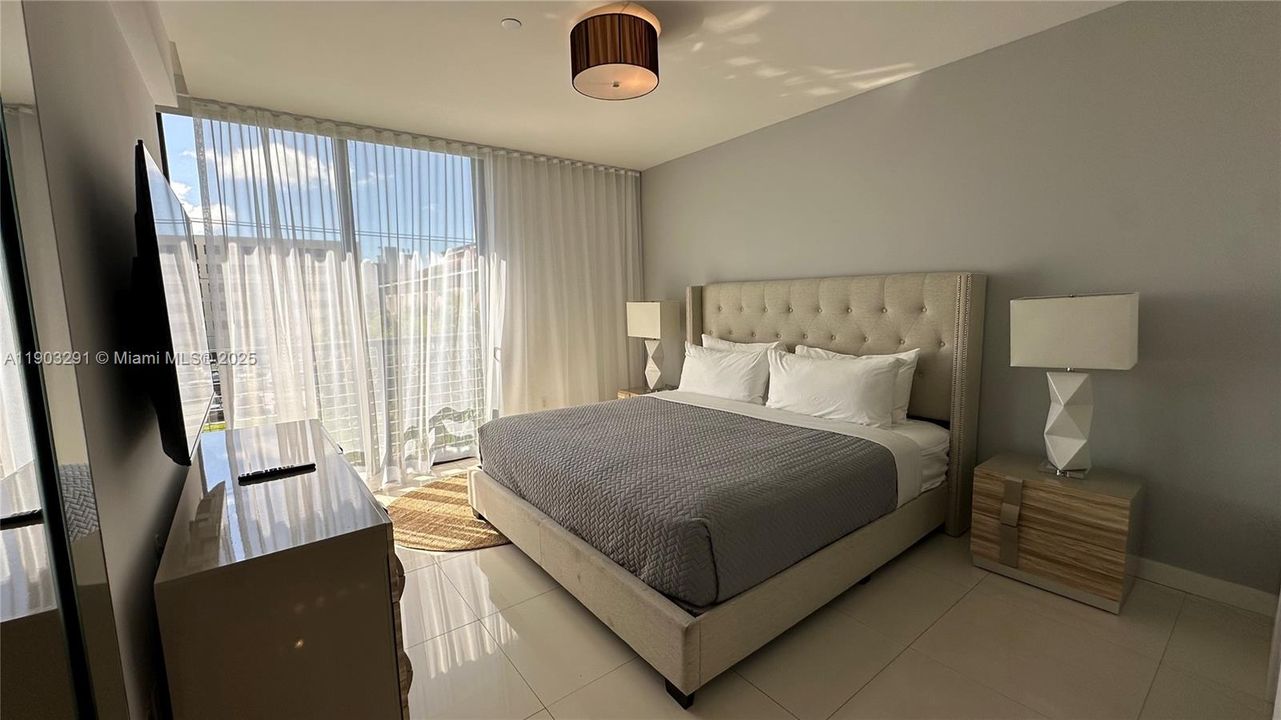 For Sale: $930,000 (2 beds, 2 baths, 1236 Square Feet)