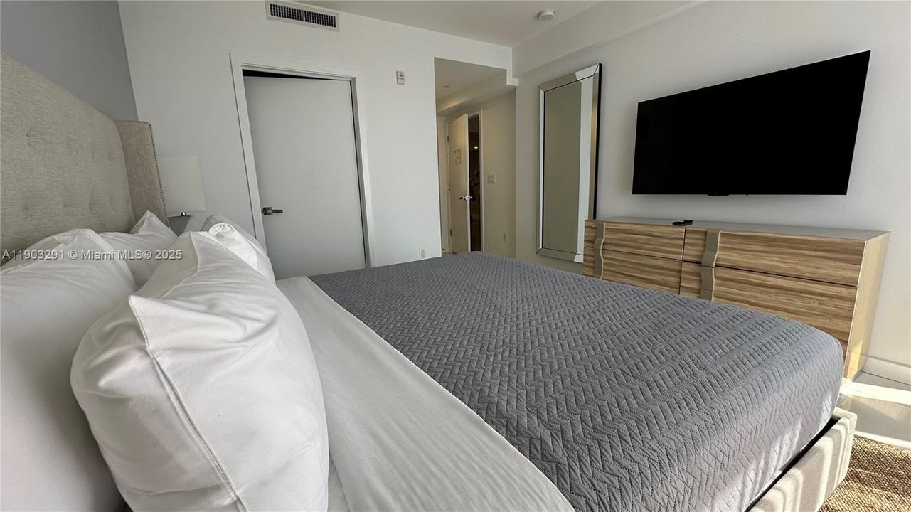 For Sale: $930,000 (2 beds, 2 baths, 1236 Square Feet)