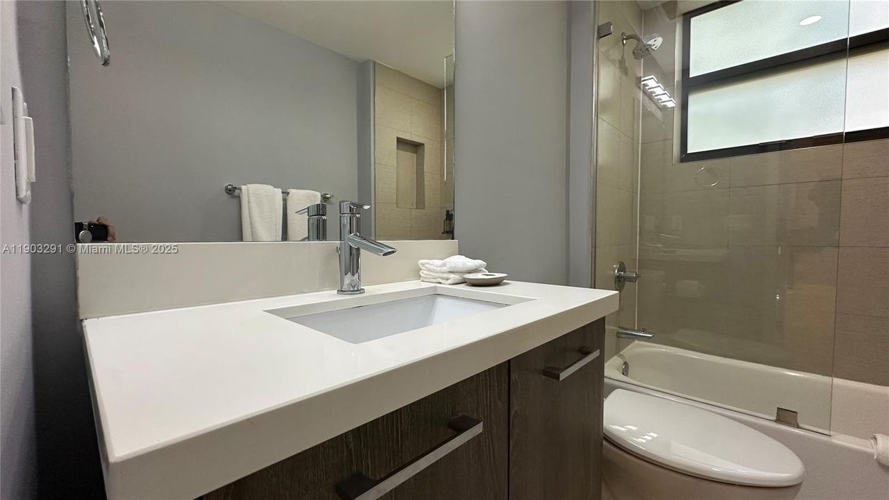 For Sale: $930,000 (2 beds, 2 baths, 1236 Square Feet)