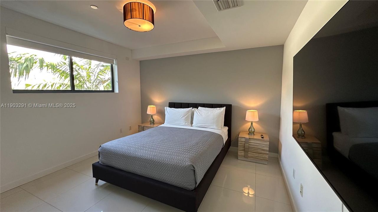 For Sale: $930,000 (2 beds, 2 baths, 1236 Square Feet)