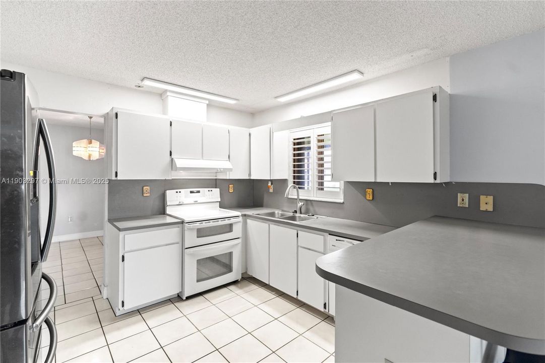 Active With Contract: $589,900 (4 beds, 2 baths, 1880 Square Feet)