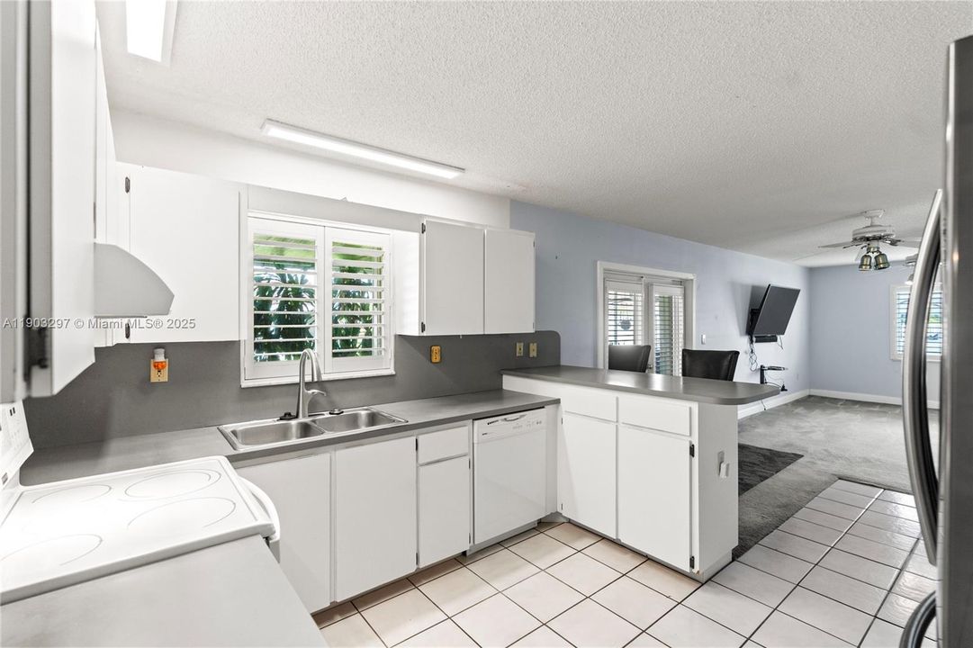 Active With Contract: $589,900 (4 beds, 2 baths, 1880 Square Feet)