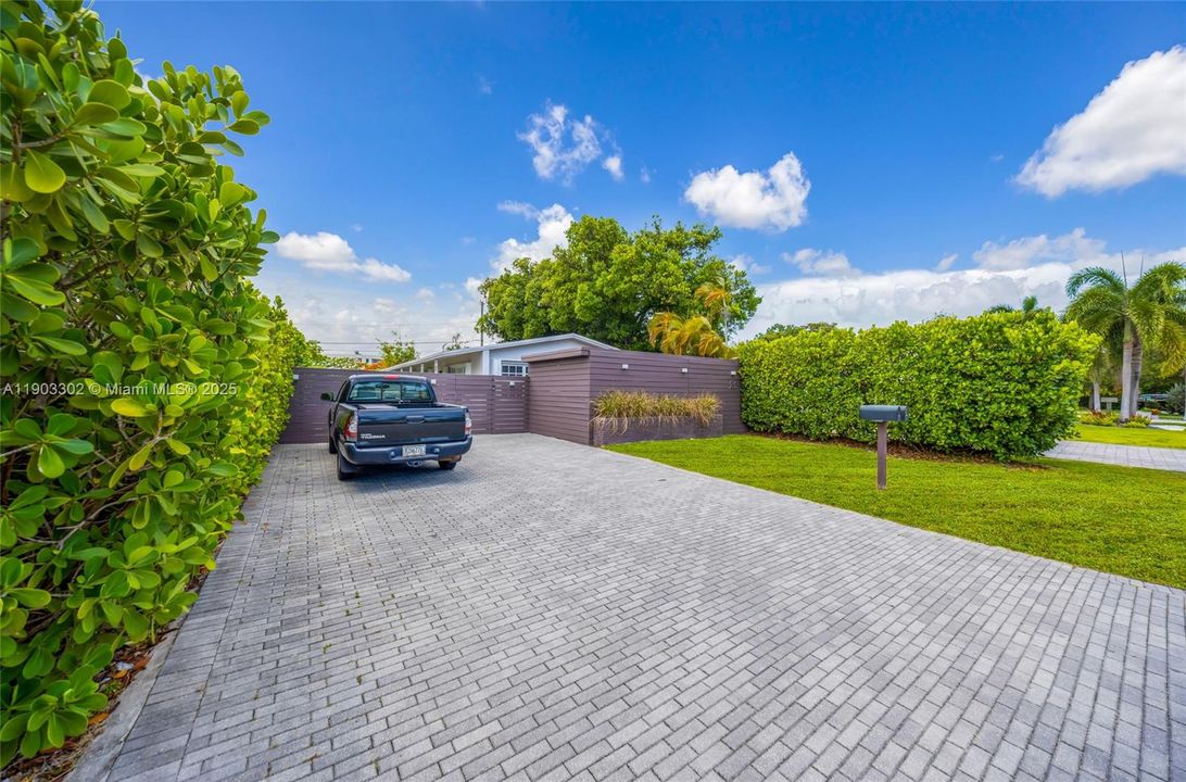 Active With Contract: $2,400 (2 beds, 1 baths, 1686 Square Feet)