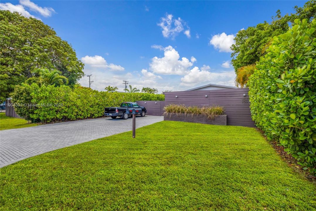 Active With Contract: $2,400 (2 beds, 1 baths, 1686 Square Feet)