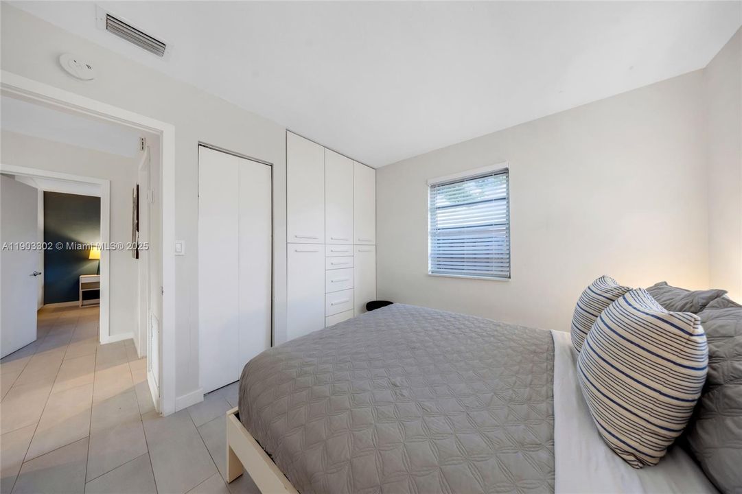 Active With Contract: $2,400 (2 beds, 1 baths, 1686 Square Feet)