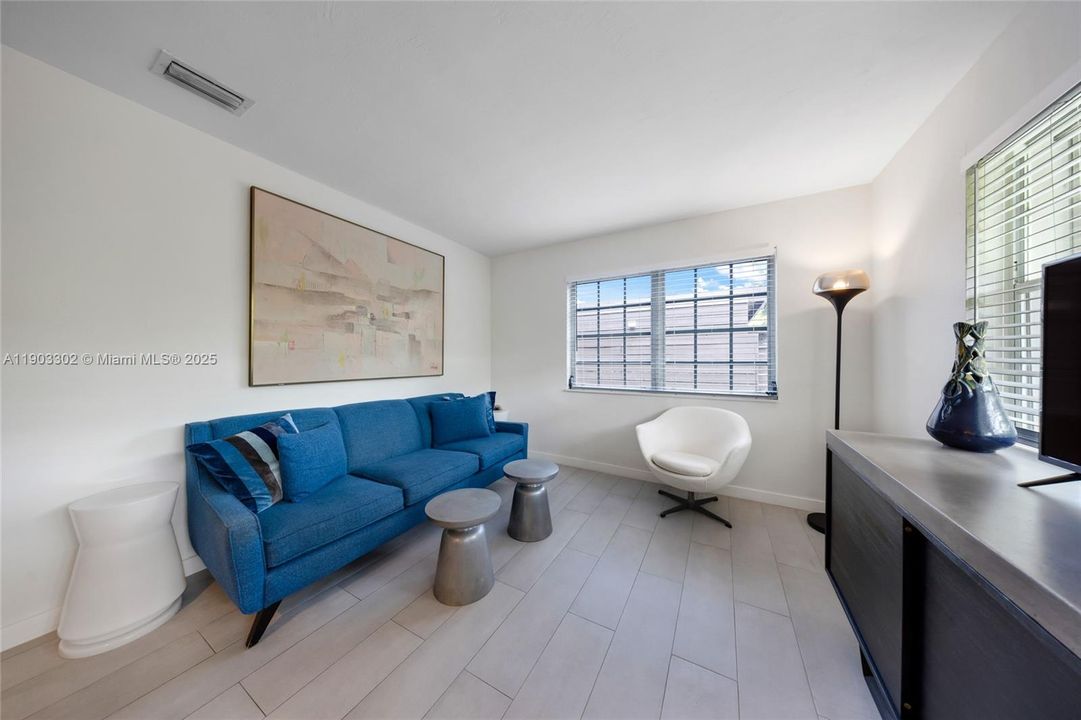 Active With Contract: $2,400 (2 beds, 1 baths, 1686 Square Feet)