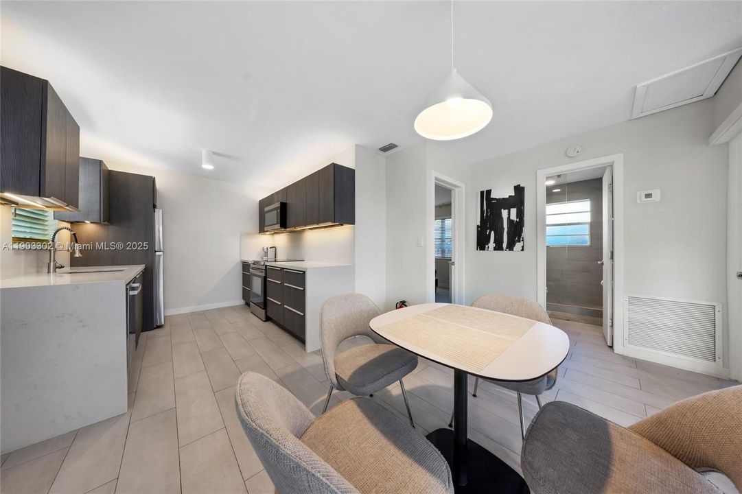 Active With Contract: $2,400 (2 beds, 1 baths, 1686 Square Feet)