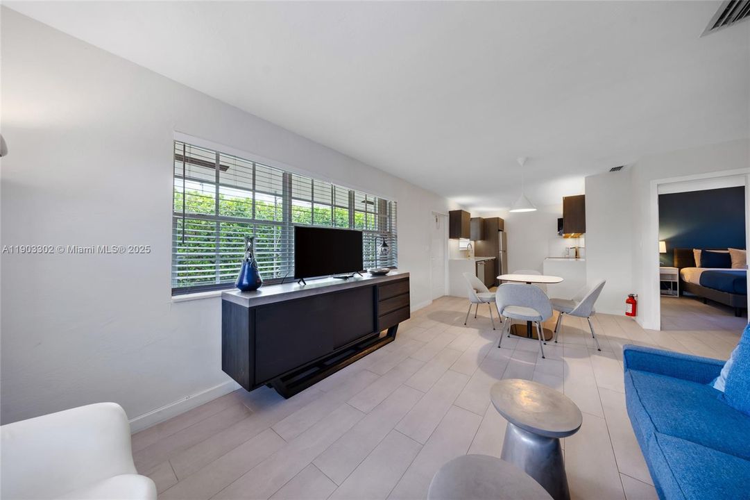 Active With Contract: $2,400 (2 beds, 1 baths, 1686 Square Feet)