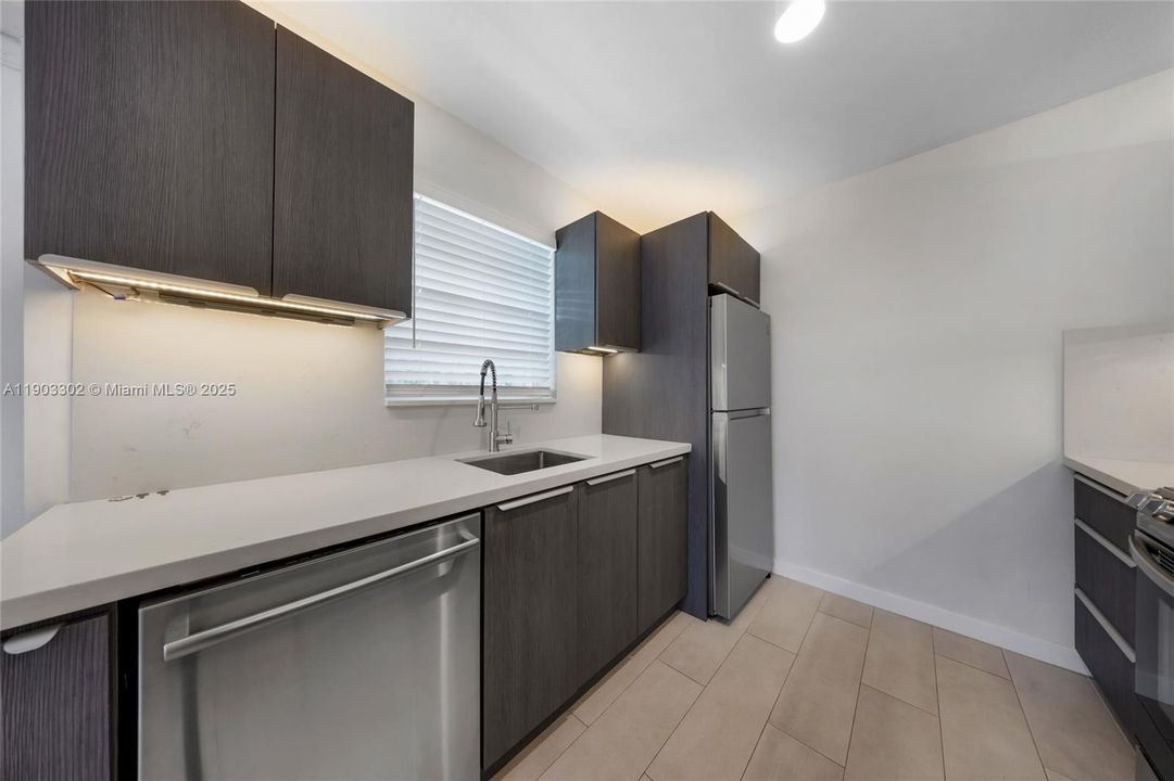 Active With Contract: $2,400 (2 beds, 1 baths, 1686 Square Feet)
