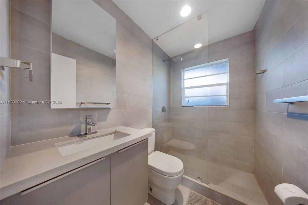 Active With Contract: $2,400 (2 beds, 1 baths, 1686 Square Feet)