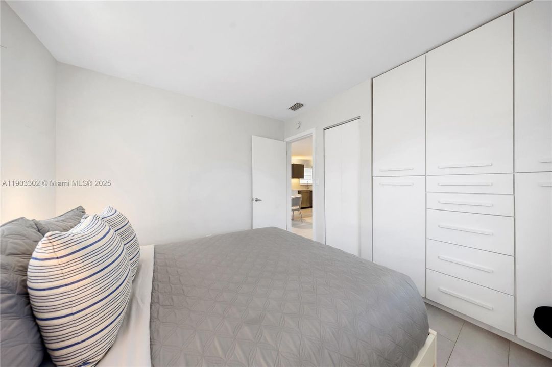 Active With Contract: $2,400 (2 beds, 1 baths, 1686 Square Feet)