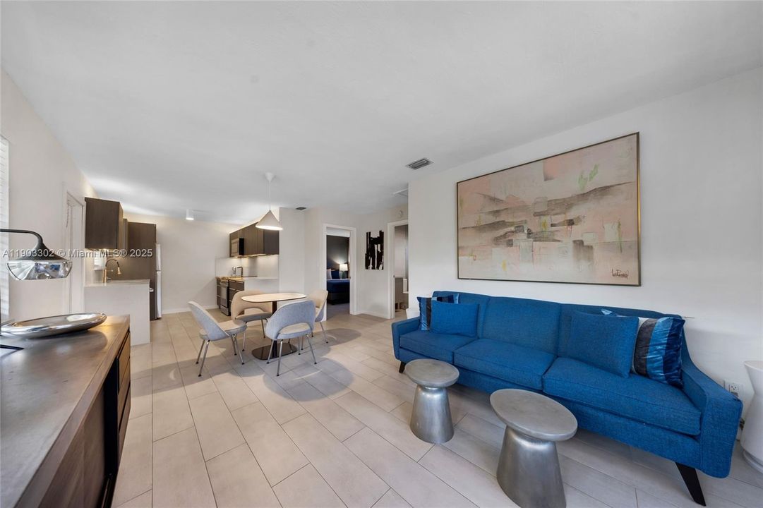 Active With Contract: $2,400 (2 beds, 1 baths, 1686 Square Feet)
