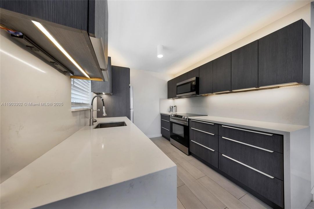 Active With Contract: $2,400 (2 beds, 1 baths, 1686 Square Feet)