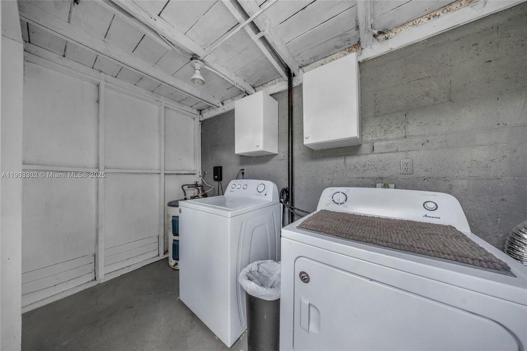 Active With Contract: $2,400 (2 beds, 1 baths, 1686 Square Feet)