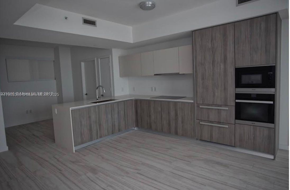 Recently Rented: $5,500 (2 beds, 3 baths, 1293 Square Feet)