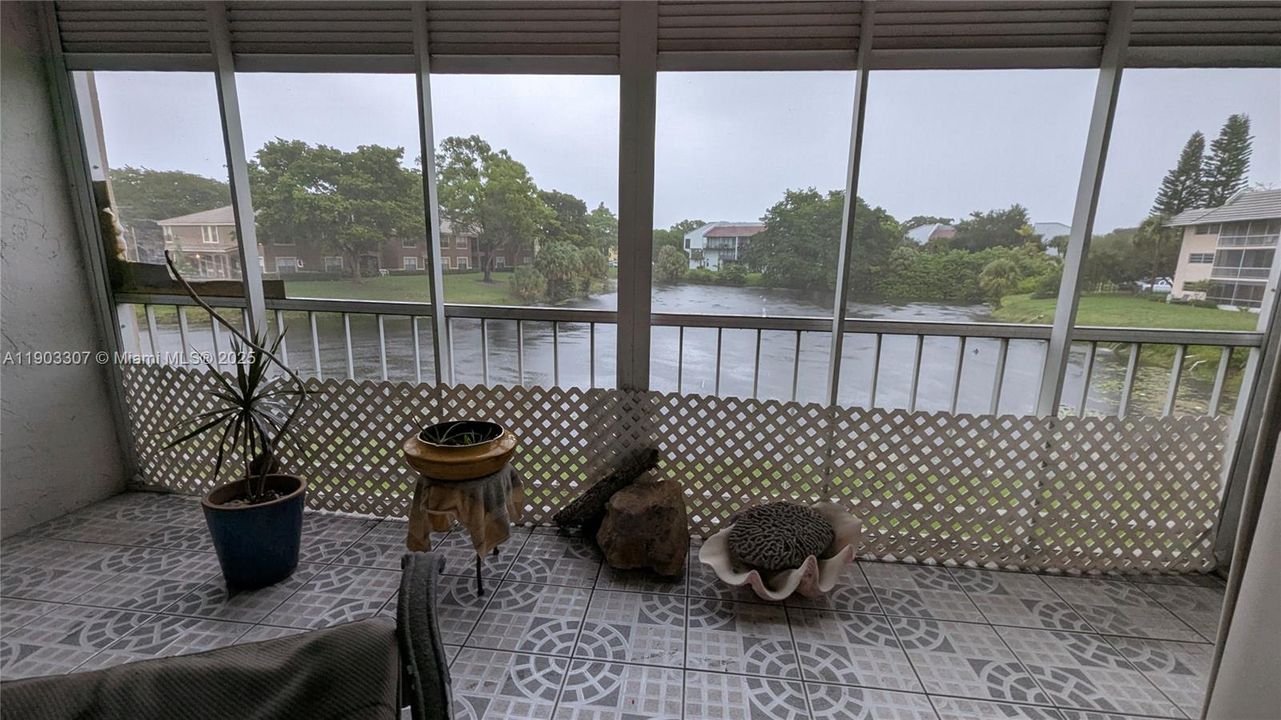 合同活跃: $209,000 (2 贝兹, 2 浴室, 1168 平方英尺)