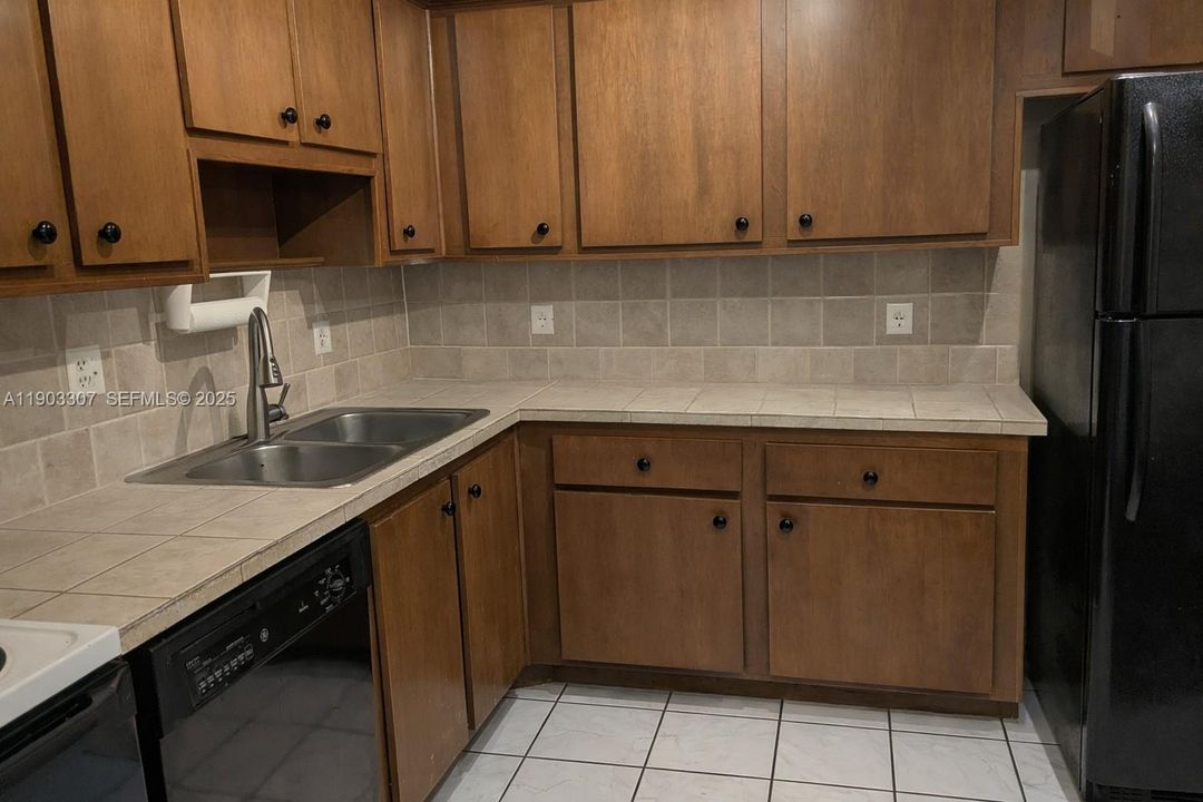 For Sale: $209,000 (2 beds, 2 baths, 1168 Square Feet)