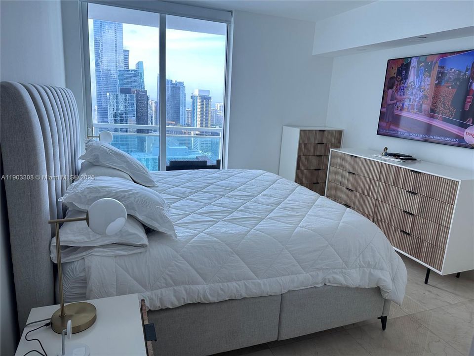 For Rent: $5,500 (2 beds, 2 baths, 1101 Square Feet)