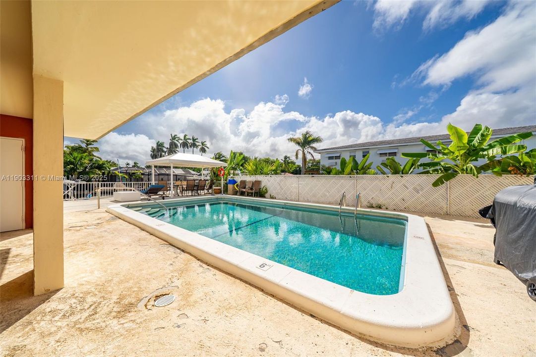 For Rent: $3,050 (2 beds, 2 baths, 1465 Square Feet)