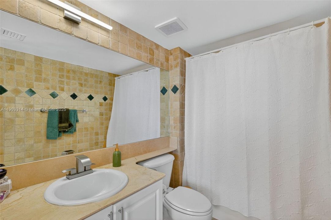 Recently Rented: $5,100 (2 beds, 2 baths, 1200 Square Feet)