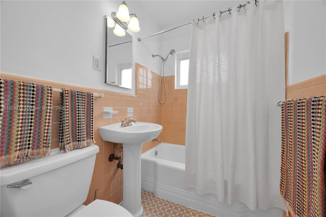 На продажу: $1,400,000 (3 спален, 2 ванн, 1724 Квадратных фут)