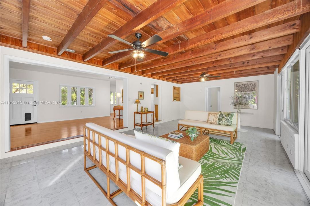 На продажу: $1,400,000 (3 спален, 2 ванн, 1724 Квадратных фут)