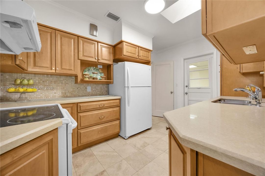 На продажу: $1,400,000 (3 спален, 2 ванн, 1724 Квадратных фут)