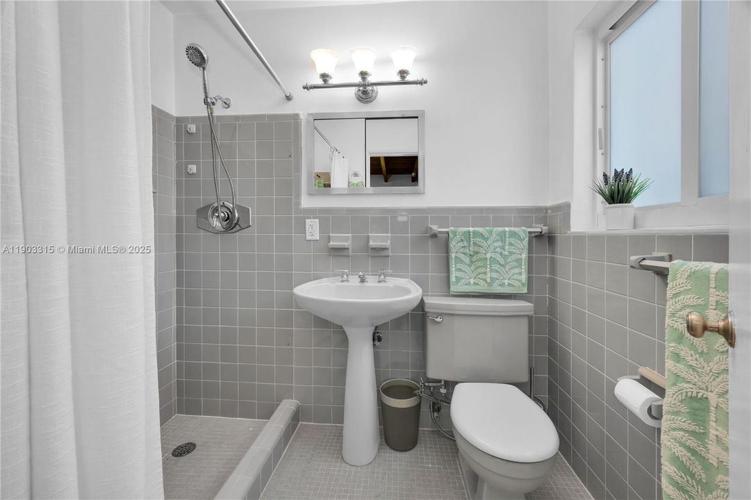 На продажу: $1,400,000 (3 спален, 2 ванн, 1724 Квадратных фут)