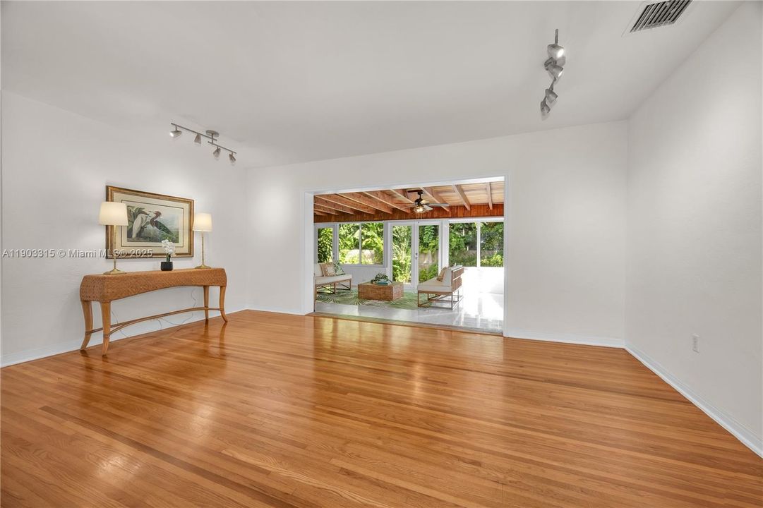 На продажу: $1,400,000 (3 спален, 2 ванн, 1724 Квадратных фут)