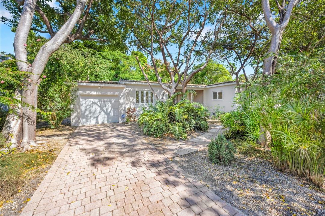 На продажу: $1,400,000 (3 спален, 2 ванн, 1724 Квадратных фут)