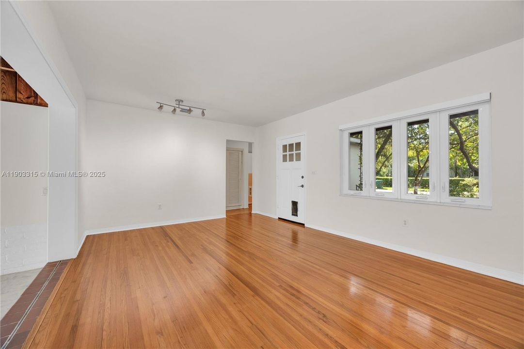 На продажу: $1,400,000 (3 спален, 2 ванн, 1724 Квадратных фут)