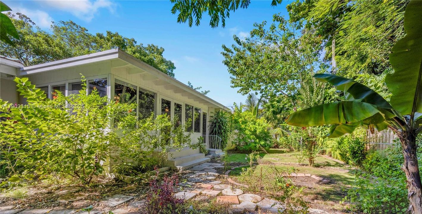 На продажу: $1,400,000 (3 спален, 2 ванн, 1724 Квадратных фут)