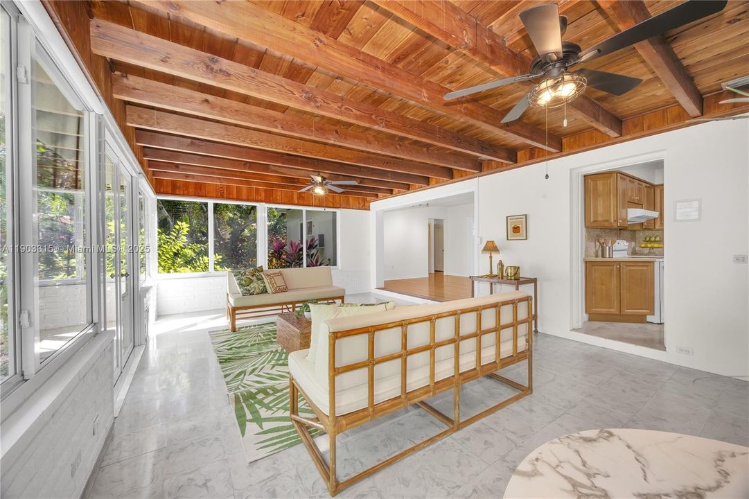 На продажу: $1,400,000 (3 спален, 2 ванн, 1724 Квадратных фут)