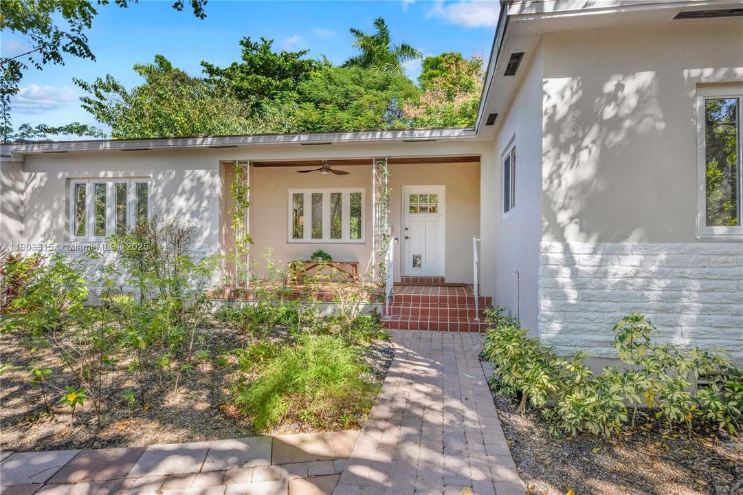 На продажу: $1,400,000 (3 спален, 2 ванн, 1724 Квадратных фут)