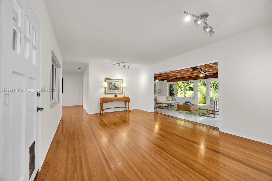 На продажу: $1,400,000 (3 спален, 2 ванн, 1724 Квадратных фут)