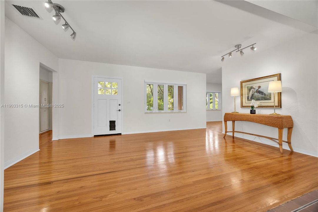 На продажу: $1,400,000 (3 спален, 2 ванн, 1724 Квадратных фут)