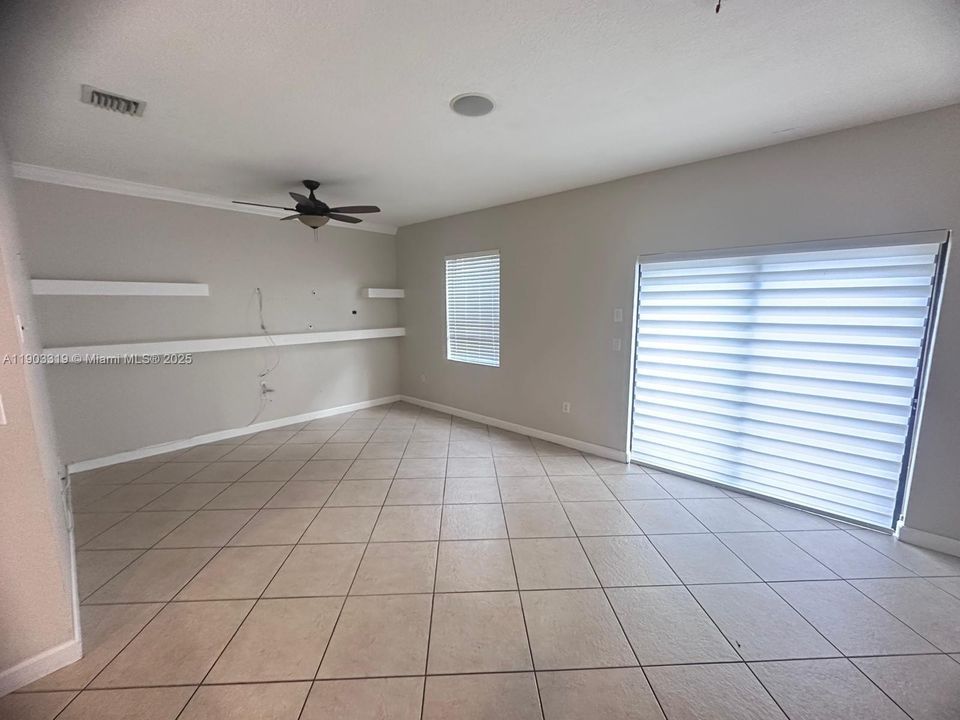 Recently Rented: $2,900 (3 beds, 2 baths, 1661 Square Feet)