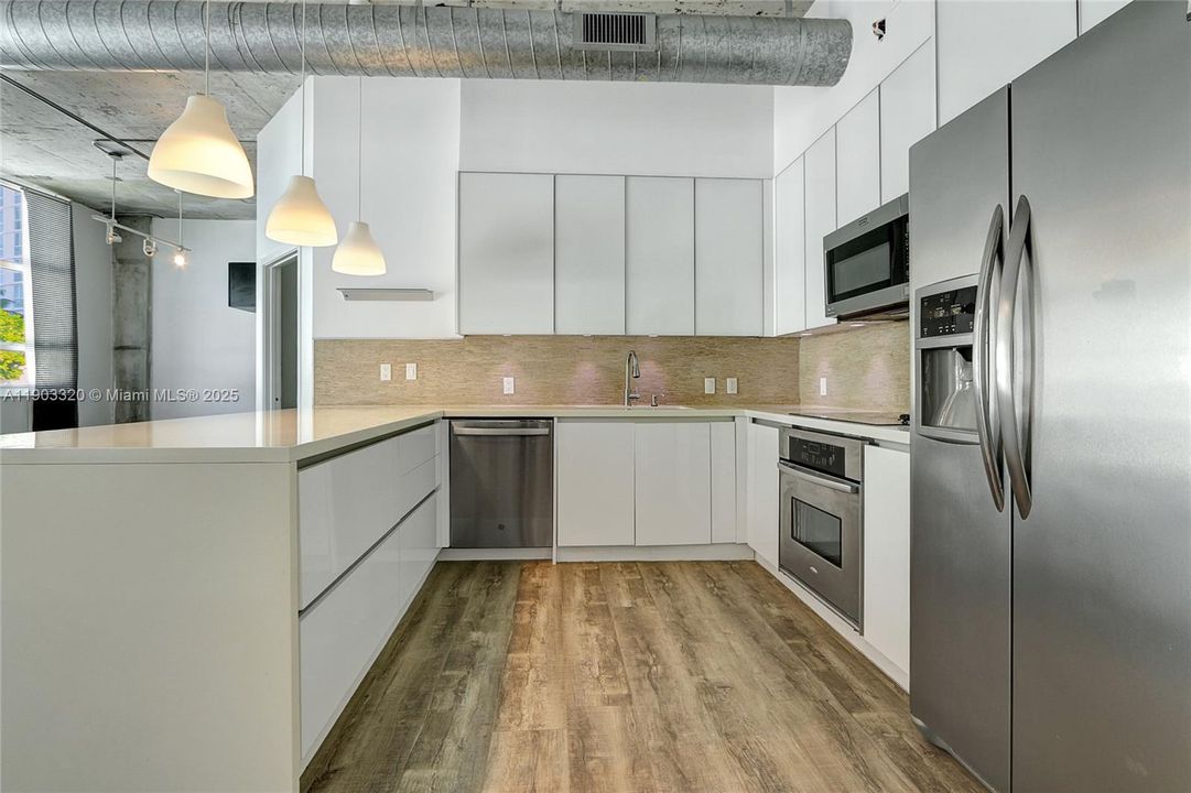 Recently Rented: $3,250 (2 beds, 2 baths, 1090 Square Feet)