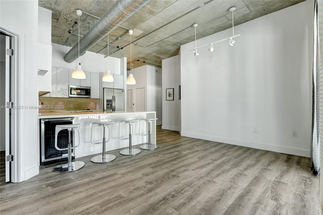 Recently Rented: $3,250 (2 beds, 2 baths, 1090 Square Feet)