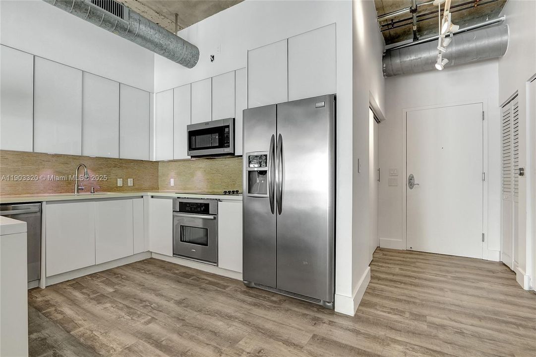 Recently Rented: $3,250 (2 beds, 2 baths, 1090 Square Feet)