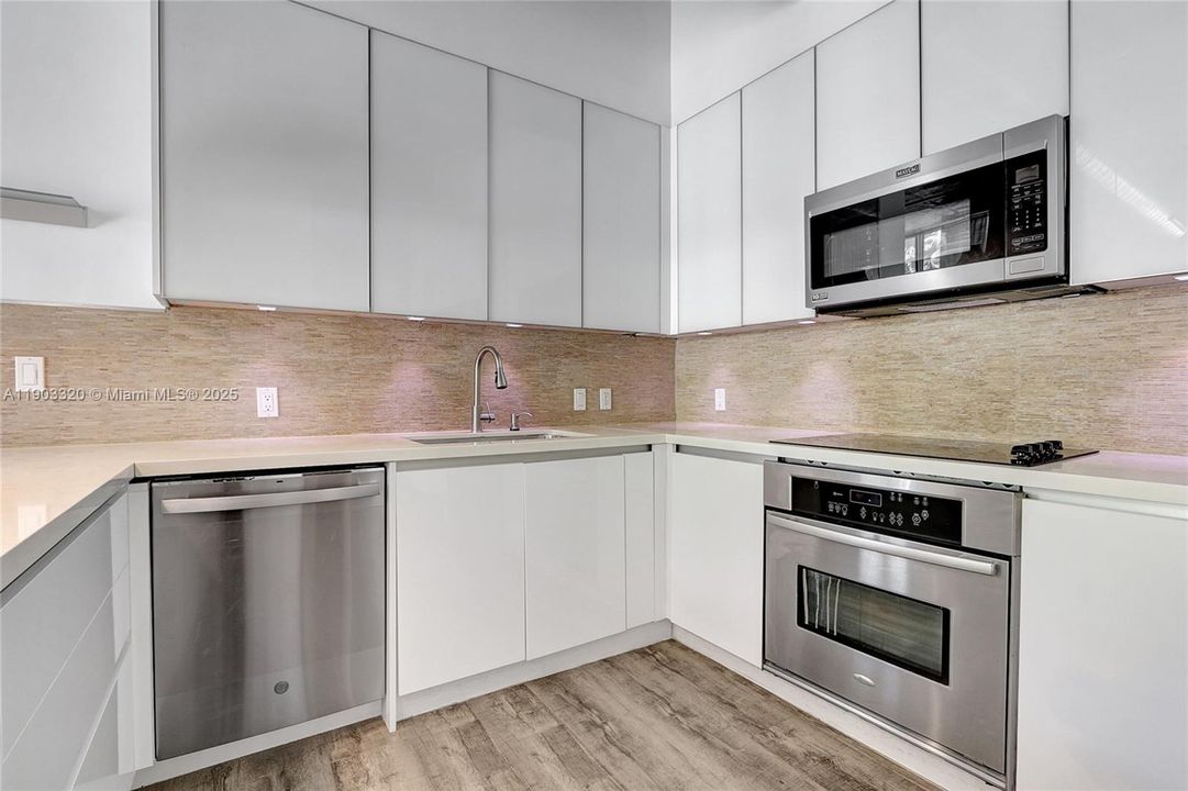 Recently Rented: $3,250 (2 beds, 2 baths, 1090 Square Feet)