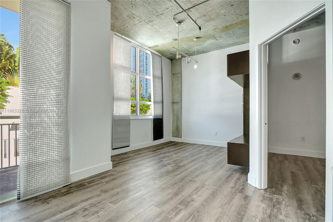 Recently Rented: $3,250 (2 beds, 2 baths, 1090 Square Feet)