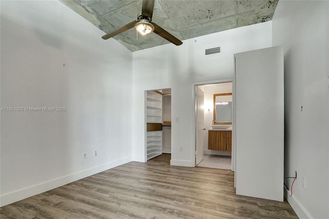 Recently Rented: $3,250 (2 beds, 2 baths, 1090 Square Feet)