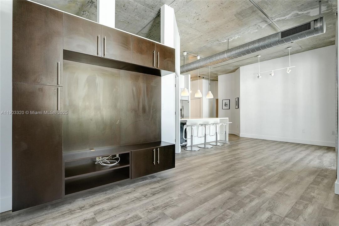 Recently Rented: $3,250 (2 beds, 2 baths, 1090 Square Feet)