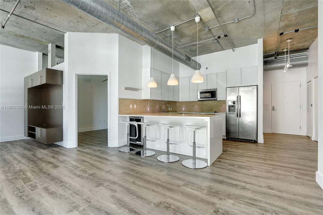 Recently Rented: $3,250 (2 beds, 2 baths, 1090 Square Feet)