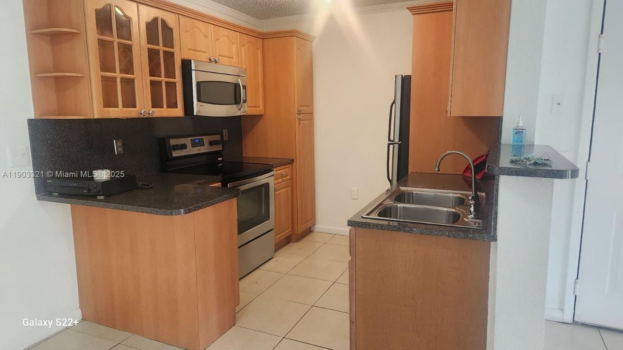 For Rent: $1,900 (1 beds, 1 baths, 558 Square Feet)