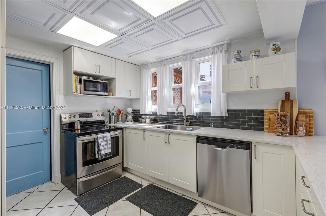 For Rent: $3,100 (3 beds, 2 baths, 2220 Square Feet)