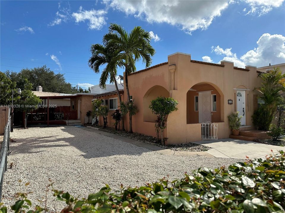 For Rent: $3,100 (3 beds, 2 baths, 2220 Square Feet)